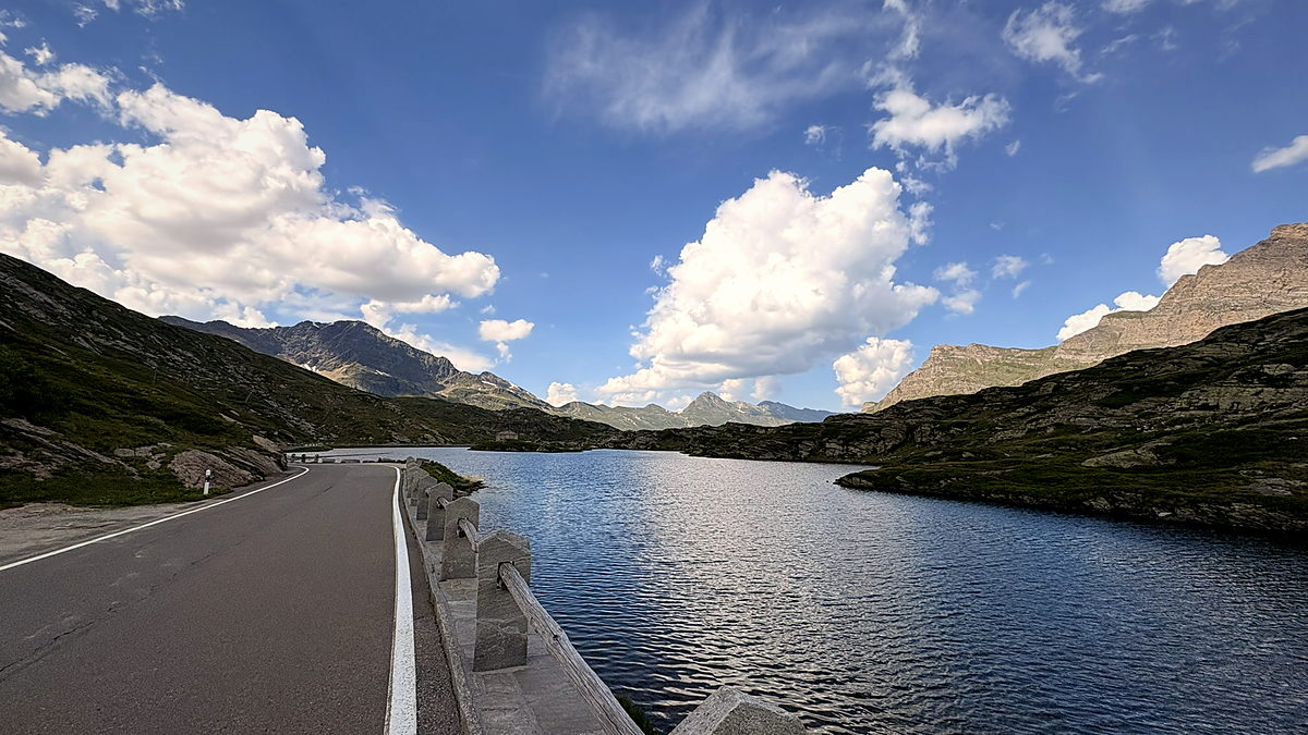 A road running along the lake at the top of the San Bernardino Pass
